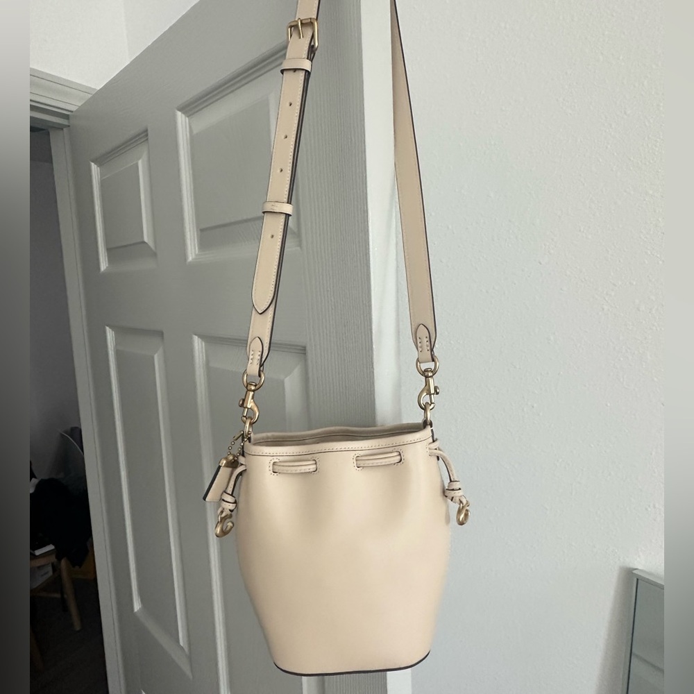 Coach bucket bag - Picture 2 of 6